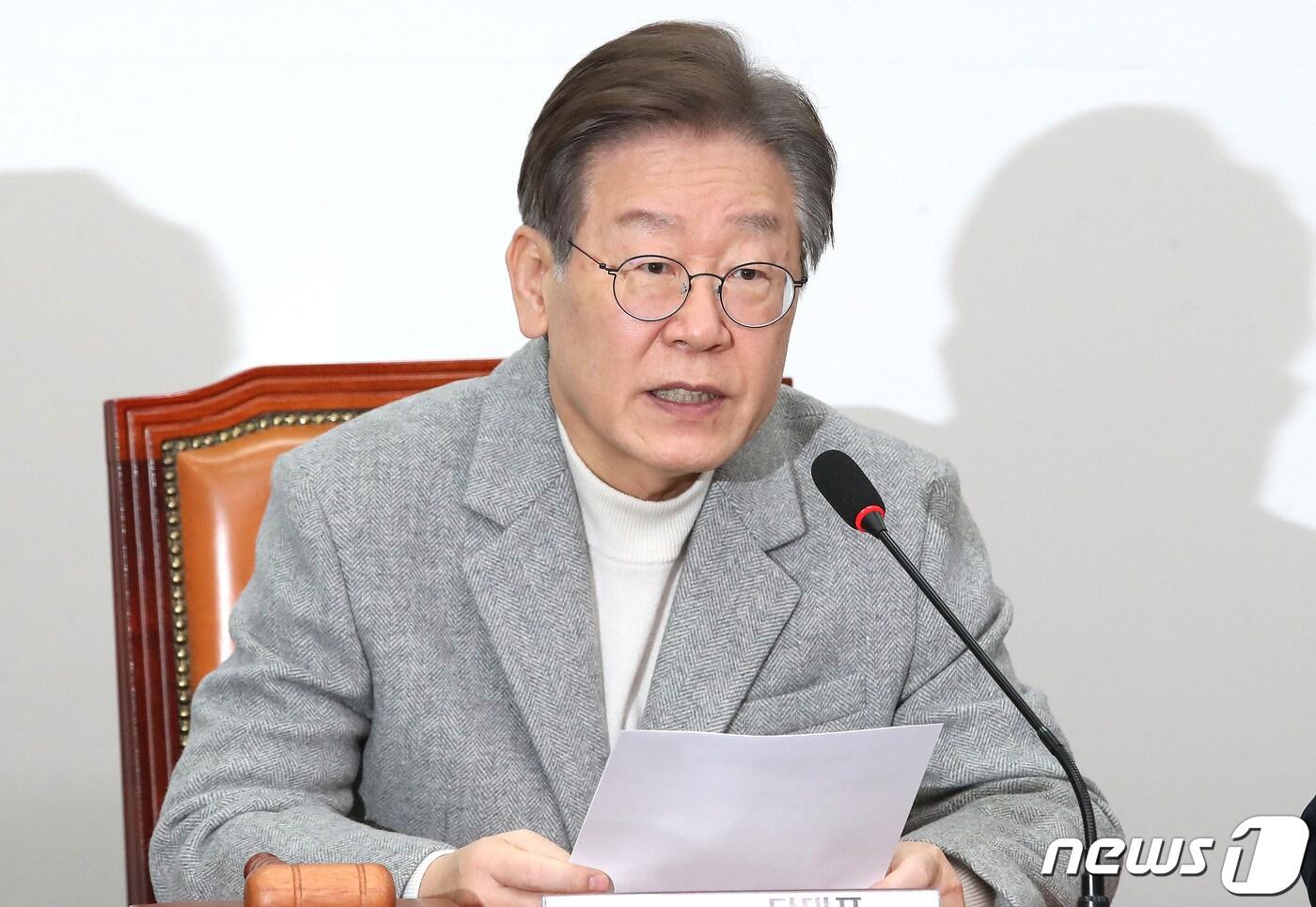 본문 이미지 - 이재명 더불어민주당 대표가 6일 오전 서울 여의도 국회에서 열린 최고위원회의에서 발언을 하고 있다. 2023.12.6/뉴스1 ⓒ News1 임세영 기자