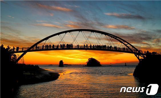 본문 이미지 - 꽃지해수욕장 일몰전경(해양수산부 제공)