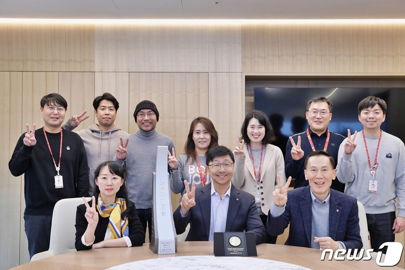 본문 이미지 - 이창엽 롯데웰푸드 대표이사(사진 가운데)와 글로벌 영업부문 임직원들이 기념사진 촬영을 하고 있다.(롯데웰푸드 제공)