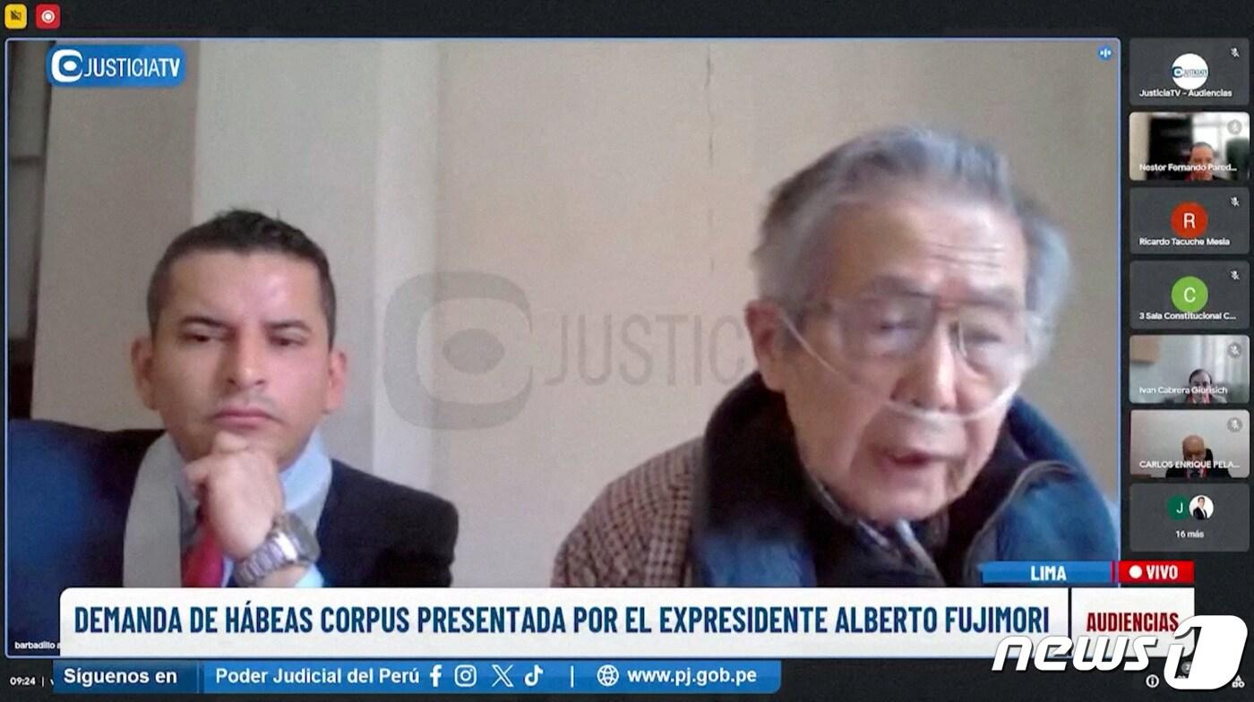 본문 이미지 - 알베르토 후지모리 전 페루 대통령이 지난 10월 4일 페루 수도 리마에서 실시된 재판에서 산소호흡기를 끼운 채 화상으로 발언하고 있다. 2023.10.4 ⓒ 로이터=뉴스1 ⓒ News1 강민경 기자