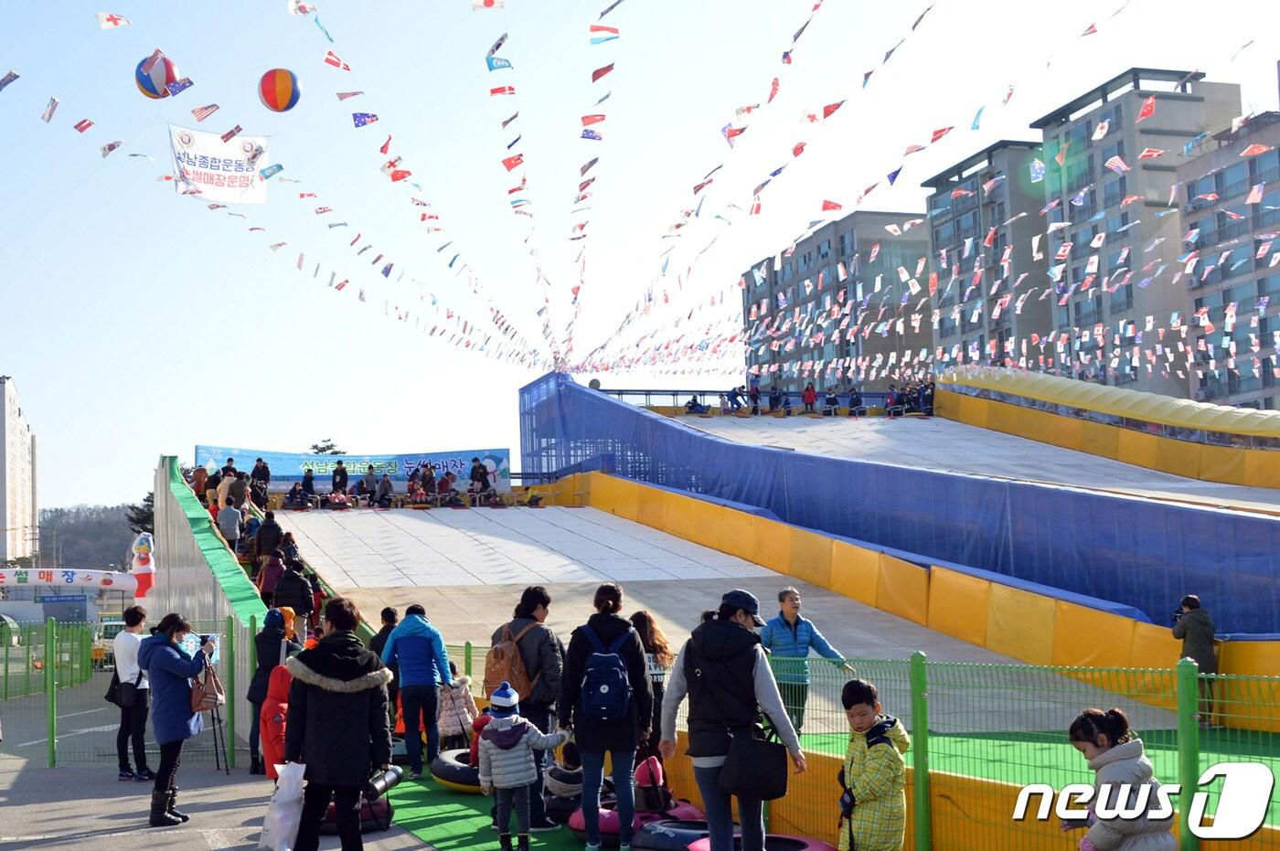 본문 이미지 - 성남종합운동장 눈썰매장 자료 사진.(성남시 제공)