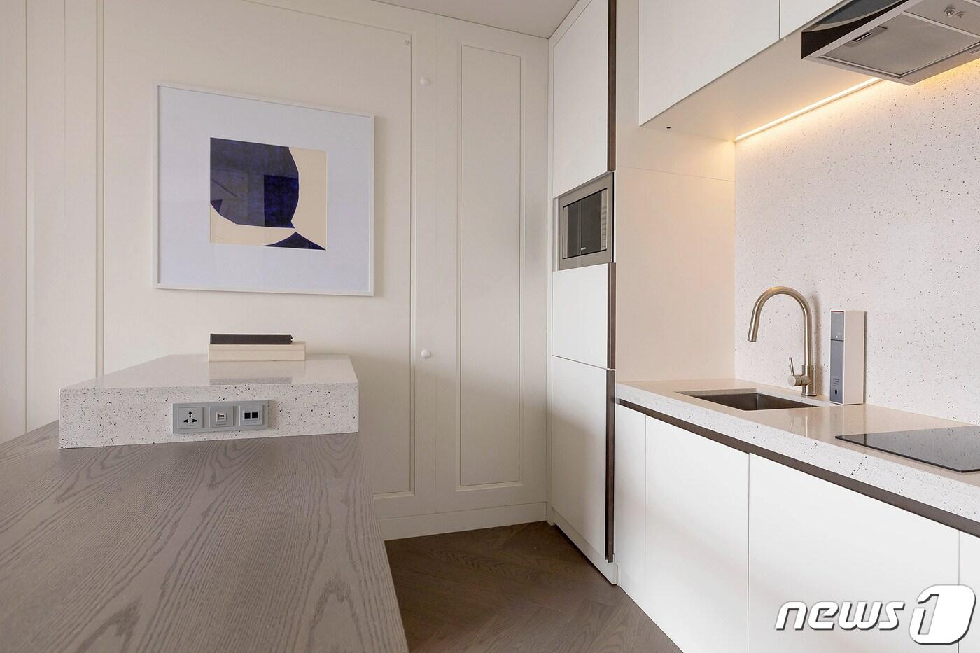 본문 이미지 -  소피텔 앰배서더 서울 호텔·서비스드 레지던스에 설치한 노블 빌트인 정수기 모습(코웨이 제공)