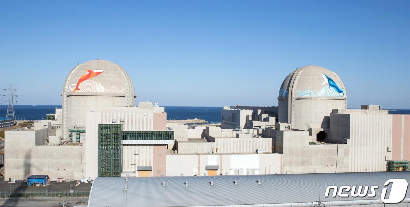 본문 이미지 - 한국수력원자력(주) 한울본부는 신한울2호기(오른쪽)가 6일 오전 7시 최초 임계에 도달했다고 밝혔다..(한울본부제공)2023.12.6/뉴스1 