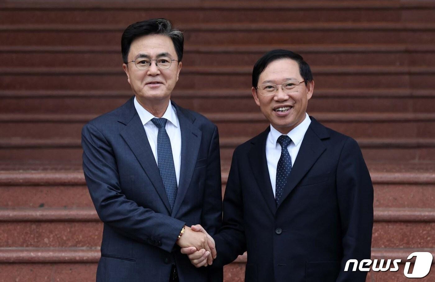 본문 이미지 - 김태흠 충남지사(왼쪽)와 레 아인 즈엉 베트남 박장성 인민위원회 위원장이 5일 박장성 청사에서 우호협력 협정을 체결하고 기념촬영을 하고 있다.(충남도 제공)/뉴스1