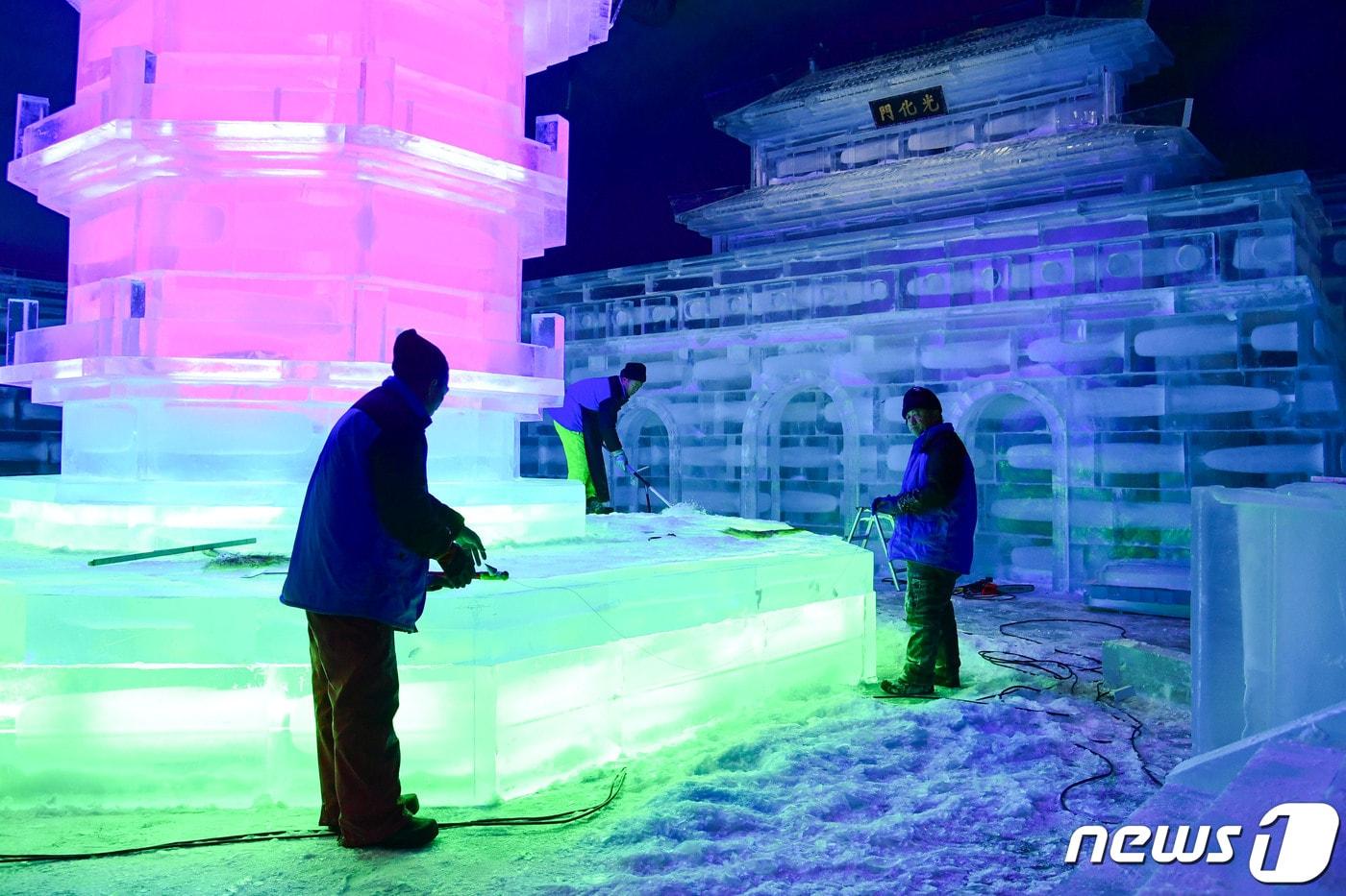 본문 이미지 - 강원 화천 실내얼음조각광장 조성에 나선 작업자들.(화천군 제공)
