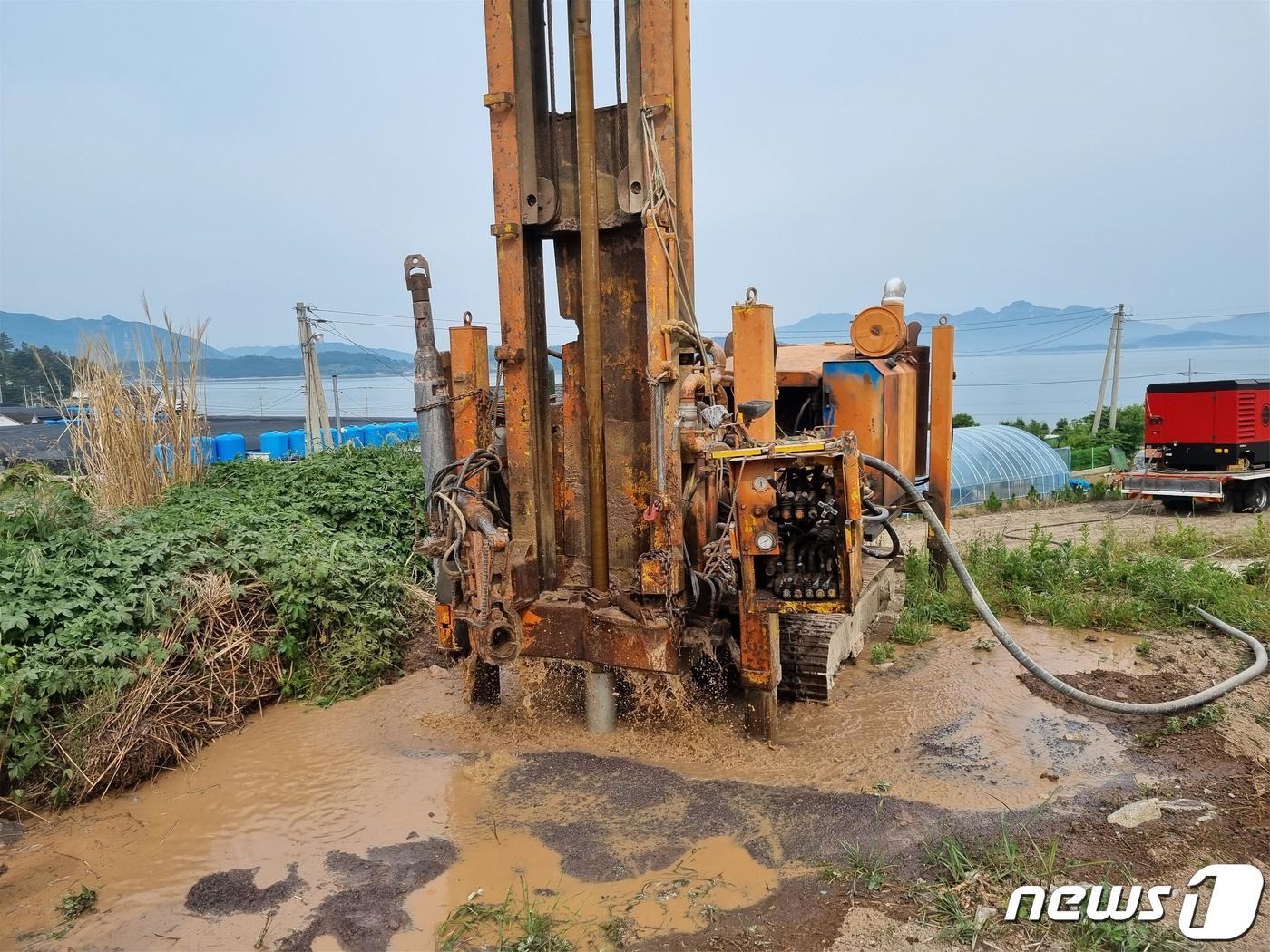 본문 이미지 - 농업용수 확보를 위한 관정 개발 공사(완도군 제공)/뉴스1 