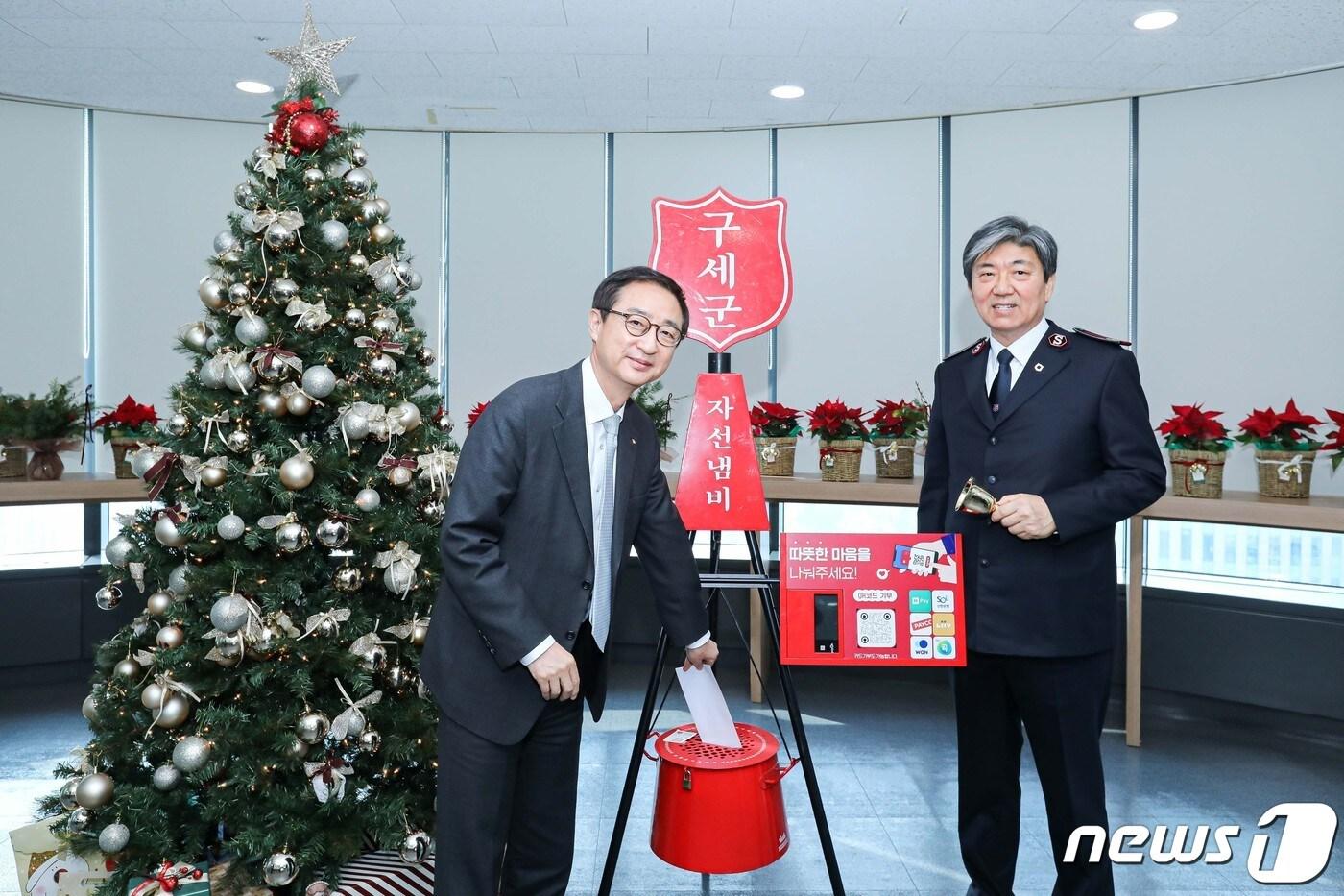 본문 이미지 - 현대해상은 지난 5일 서대문구 충정로에 위치한 구세군빌딩에서 구세군 자선냄비에 성금 3억 원을 전달했다고 밝혔다. 현대해상 조용일 대표이사(왼쪽)가 구세군 자선냄비에 성금을 기부하고 있다/사진제공=현대해상