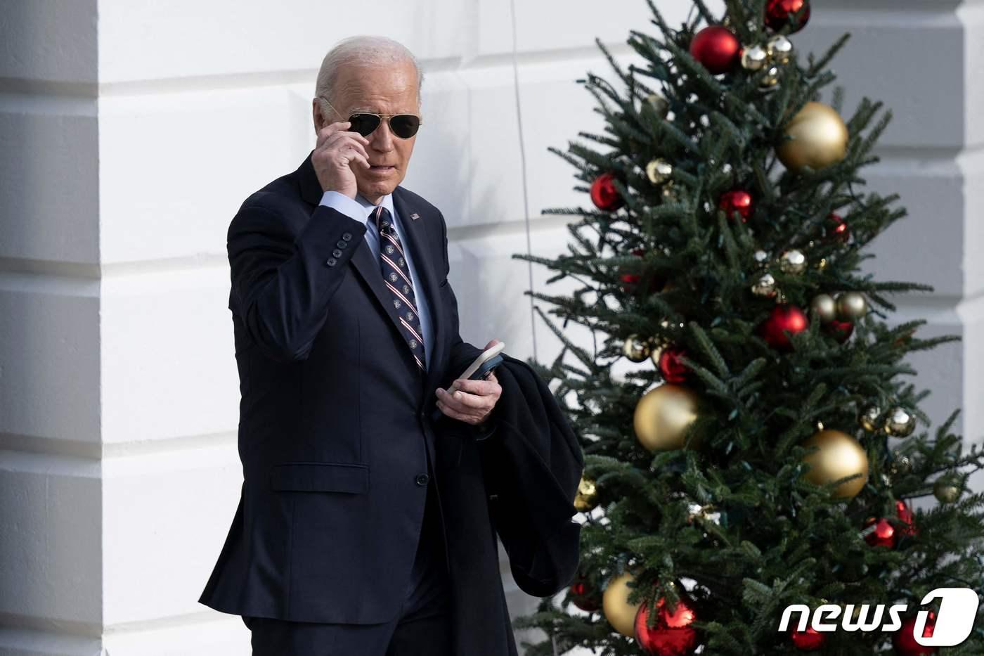 본문 이미지 - 조 바이든 미국 대통령이 미국 워싱턴DC의 백악관에서 매사추세스주로 이동하기 위해 마린원에 탑승하러 향하고 있다. 2023.12.05 ⓒ AFP=뉴스1 ⓒ News1 정지윤 기자