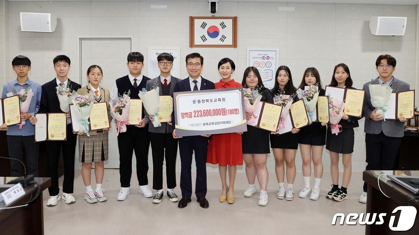본문 이미지 - 충북도교육청이 운영하는 (재)충북교육성장지원재단은 총 180명의 장학생을 선발해 장학금 2억2360만원을 6일 지급했다.(충북교육청 제공)/뉴스1