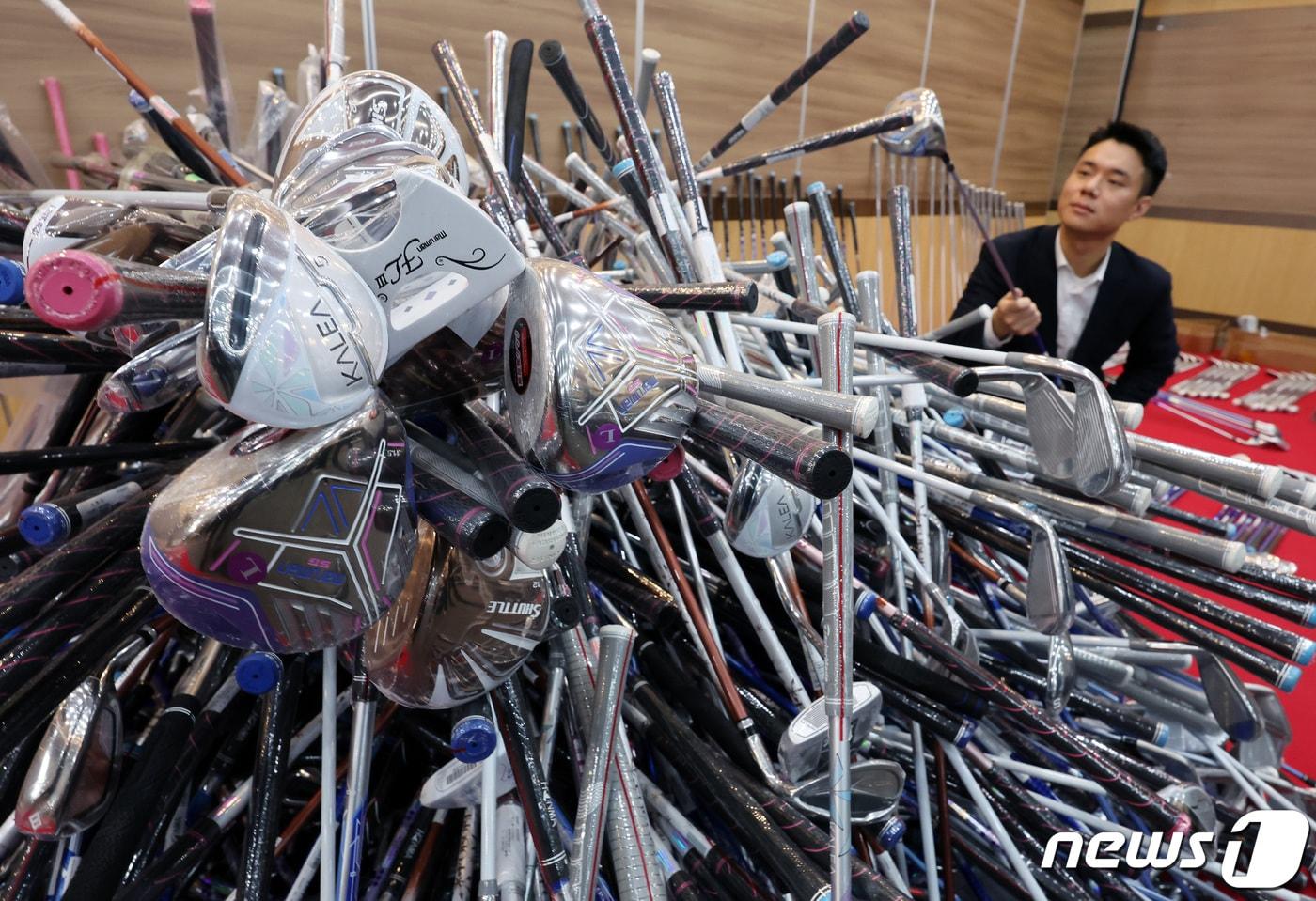 본문 이미지 - 6일 오전 인천 중구 인천본부세관에서 세관 관계자들이 밀수업자 A(39)씨로부터 압수한 중국산 짝퉁 골프채를 살펴보고 있다.. 2023.12.6/뉴스1 ⓒ News1 이동해 기자