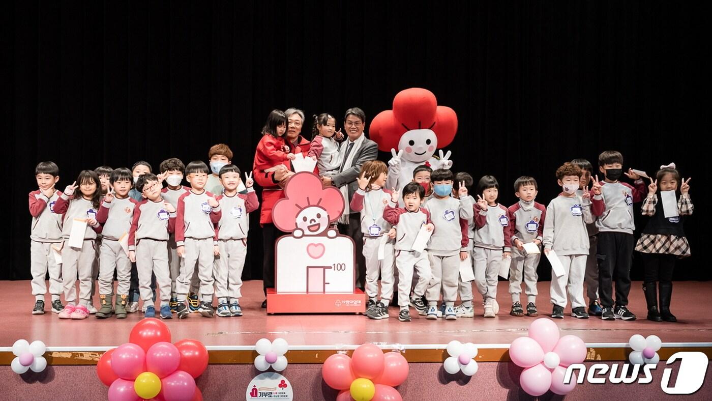 본문 이미지 - 지난 5일 청양문화체육센터에서 열린 청양군 희망 2024 나눔 캠페인 현장 모금 행사 모습. (청양군 제공) / 뉴스1