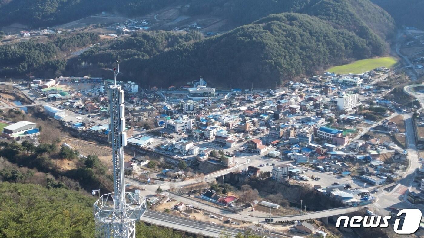 본문 이미지 - 인제군 남면 신남리 CCTV 카메라가 설치된 방송중계탑.(인제군 제공) 2023.12.6/뉴스1