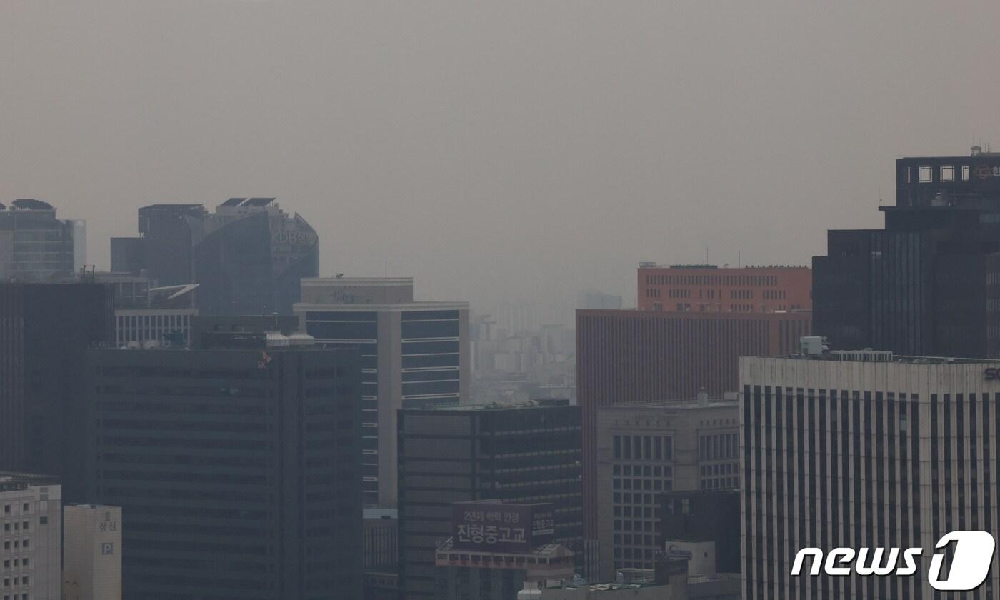 본문 이미지 - 전국 대부분 지역에 초미세먼지 농도가 '나쁨' 수준을 보인 6일 서울 중구 롯데호텔에서 바라본 도심 일대가 뿌옇다.. 2023.12.6/뉴스1 ⓒ News1 허경 기자