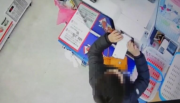 본문 이미지 - 무인 아이스크림 가게 안 지폐 투입구에 현금이 아닌 흰 종이를 넣는 아이의 모습이 폐쇄회로(CC)TV에 포착됐다. '아프니까 사장이다' 갈무리