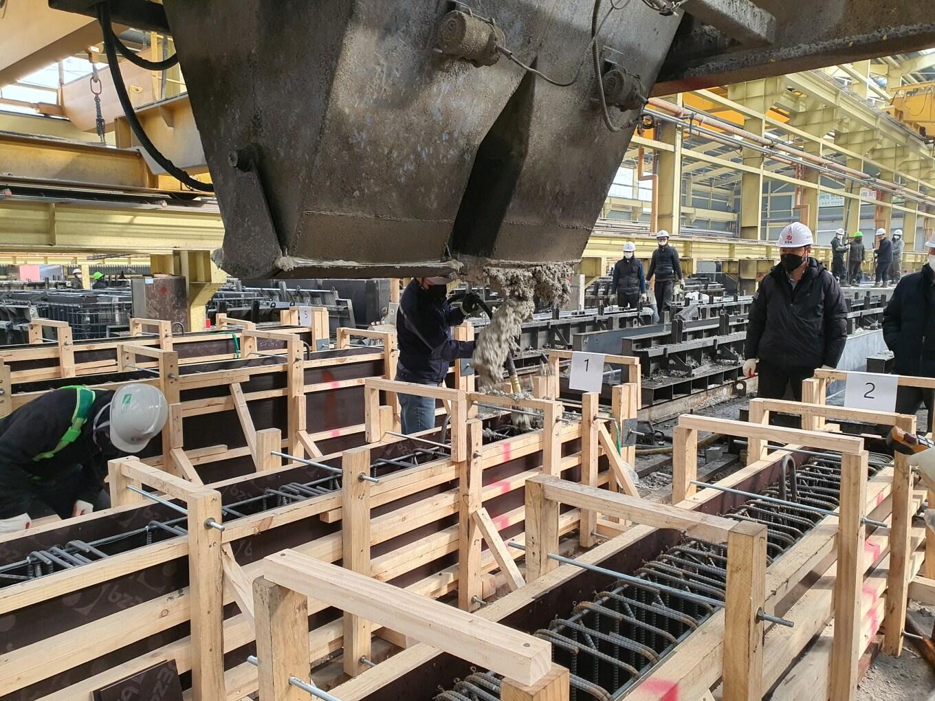 본문 이미지 - 삼성물산의 저탄소 콘크리트 실험체 제작(타설) 과정. /삼성물산 제공 