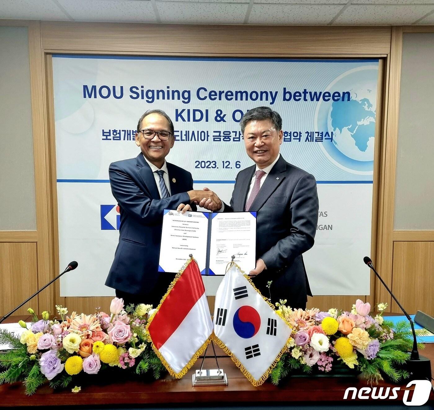본문 이미지 - 6일 보험개발원 허창언 원장과 인도네시아 금융감독청 보험부문 CEO ‘오기 프라스토미요노’ 가 MOU를 체결하며 기념사진을 촬영/사진제공=보험개발원