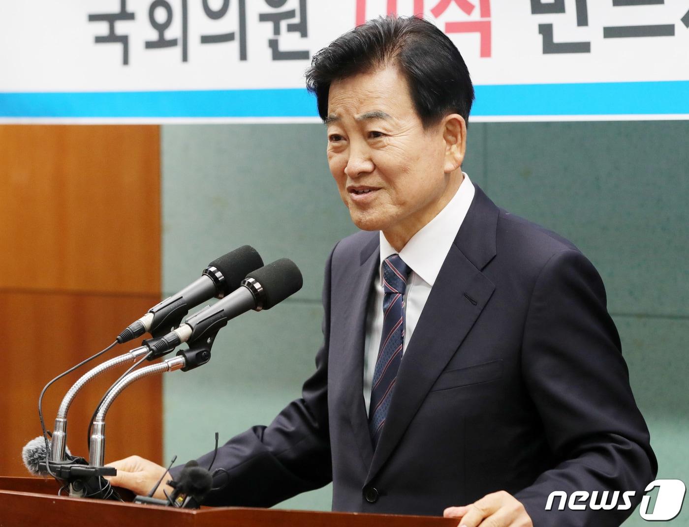 본문 이미지 - 정동영 전 통일부 장관이 6일 전북 전주시 전북도의회에서 22대 총선 선거구 획정안 관련 기자회견을 하고 있다. 2023.12.6/뉴스1 ⓒ News1 유경석 기자