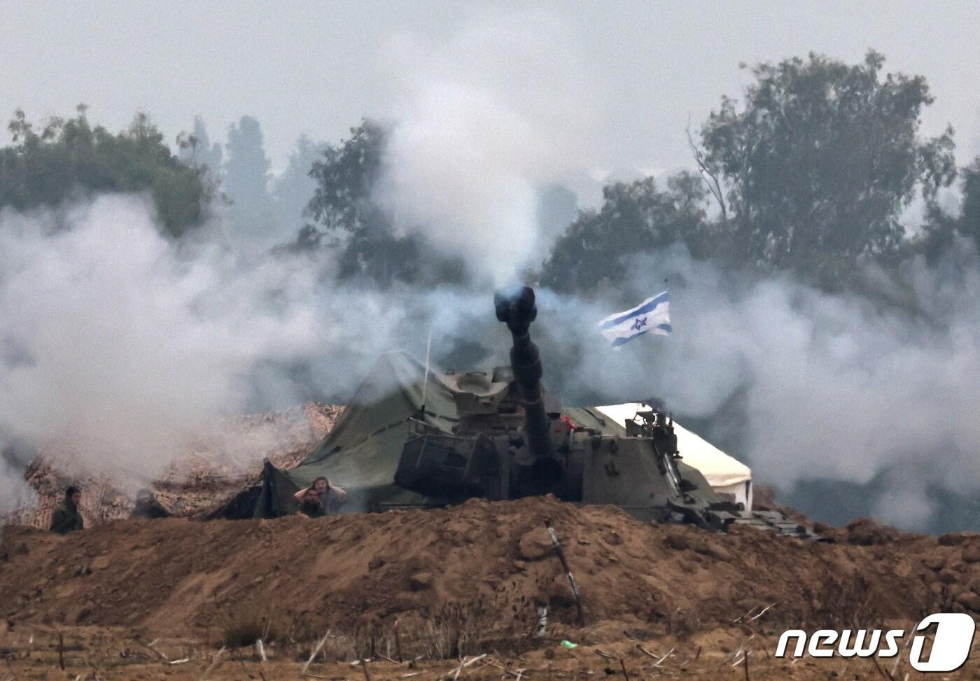 본문 이미지 - 5일(현지시간) 팔레스타인 무장 정파 하마스와 지상전을 개시한 이스라엘 군 포병이 가자 지구 국경에서 포격을 하고 있다. 2023.11.6 ⓒ 로이터=뉴스1 ⓒ News1 우동명 기자