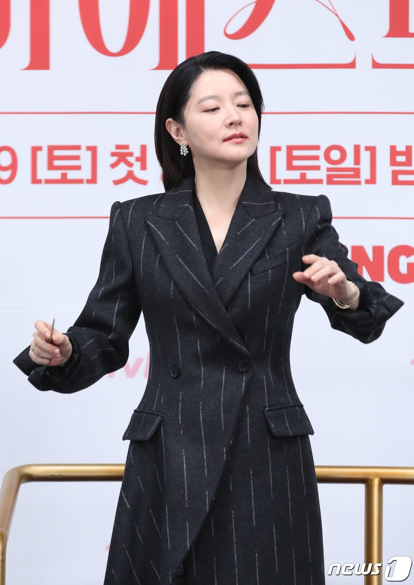 본문 이미지 - 배우 이영애가 6일 서울 구로구 라마다 서울신도림호텔에서 열린 tvN 새 토일드라마 '마에스트라'(감독 김정권) 제작발표회에서 포즈를 취하고 있다. '마에스트라'는 전 세계 단 5%뿐인 여성 지휘자 마에스트라 천재 혹은 전설이라 불리는 차세음(이영애 분)이 자신의 비밀을 감춘 채 오케스트라를 둘러싼 사건의 진실을 찾아가는 미스터리 드라마다. 2023,12,6/뉴스1 ⓒ News1 권현진 기자