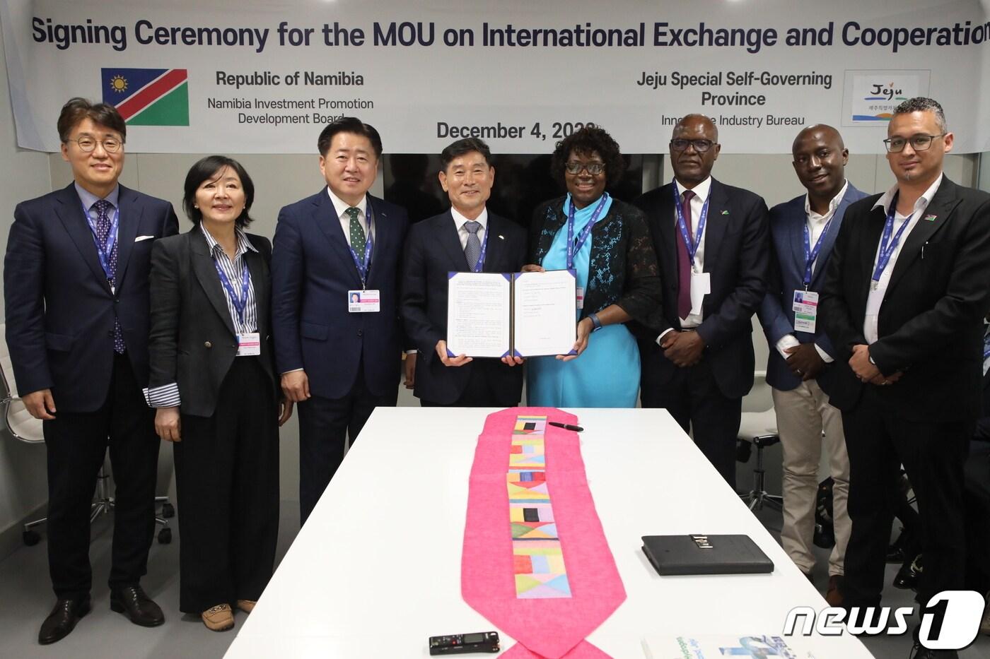 본문 이미지 - 제주특별자치도가 4일(현지시간) 제28차 유엔기후변화협약 당사국 총회가 개최된 두바이 엑스포시티에서 나미비아와 국제협력 협약을 체결했다.(제주도청 제공)/뉴스1 