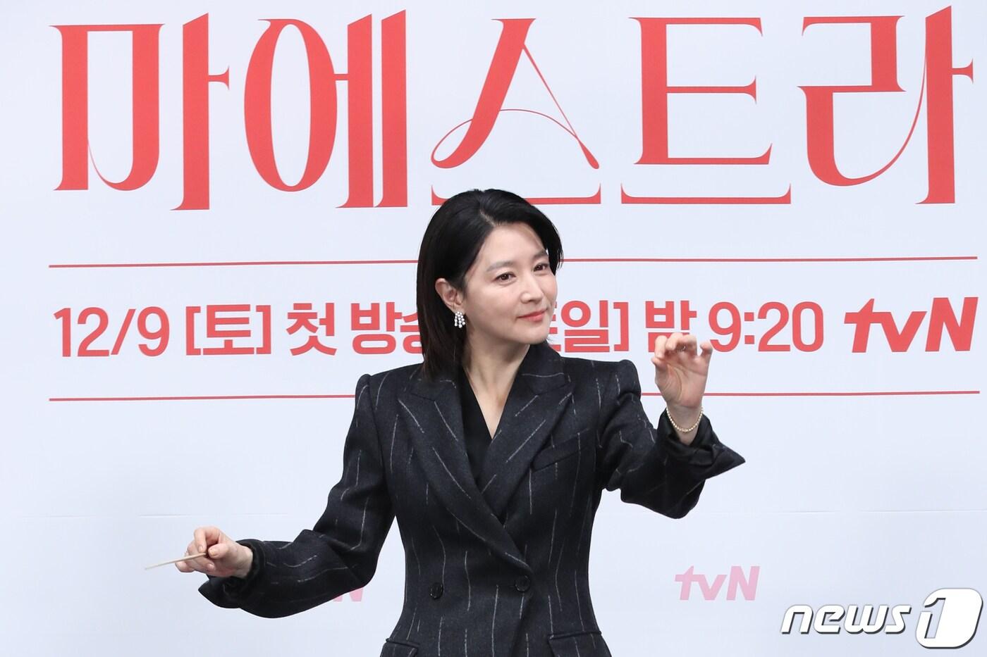 본문 이미지 - 배우 이영애가 6일 서울 구로구 라마다 서울신도림호텔에서 열린 tvN 새 토일드라마 '마에스트라'(감독 김정권) 제작발표회에서 포즈를 취하고 있다. '마에스트라'는 전 세계 단 5%뿐인 여성 지휘자 마에스트라 천재 혹은 전설이라 불리는 차세음(이영애 분)이 자신의 비밀을 감춘 채 오케스트라를 둘러싼 사건의 진실을 찾아가는 미스터리 드라마다. 2023,12,6/뉴스1 ⓒ News1 권현진 기자