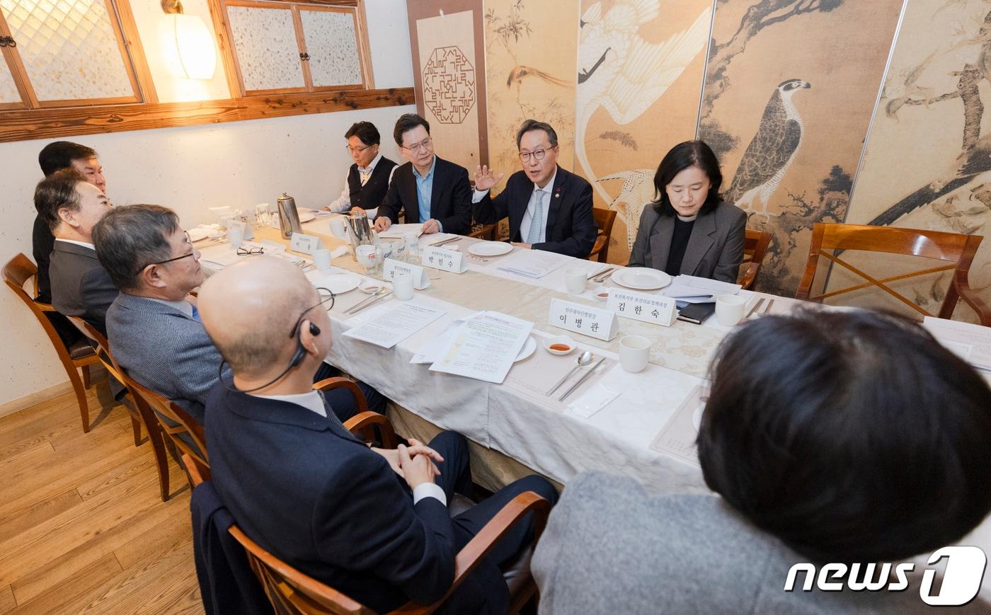 본문 이미지 - 보건복지부가 종합병원 원장들과 간담회를 갖고 있다/(보건복지부 제공)