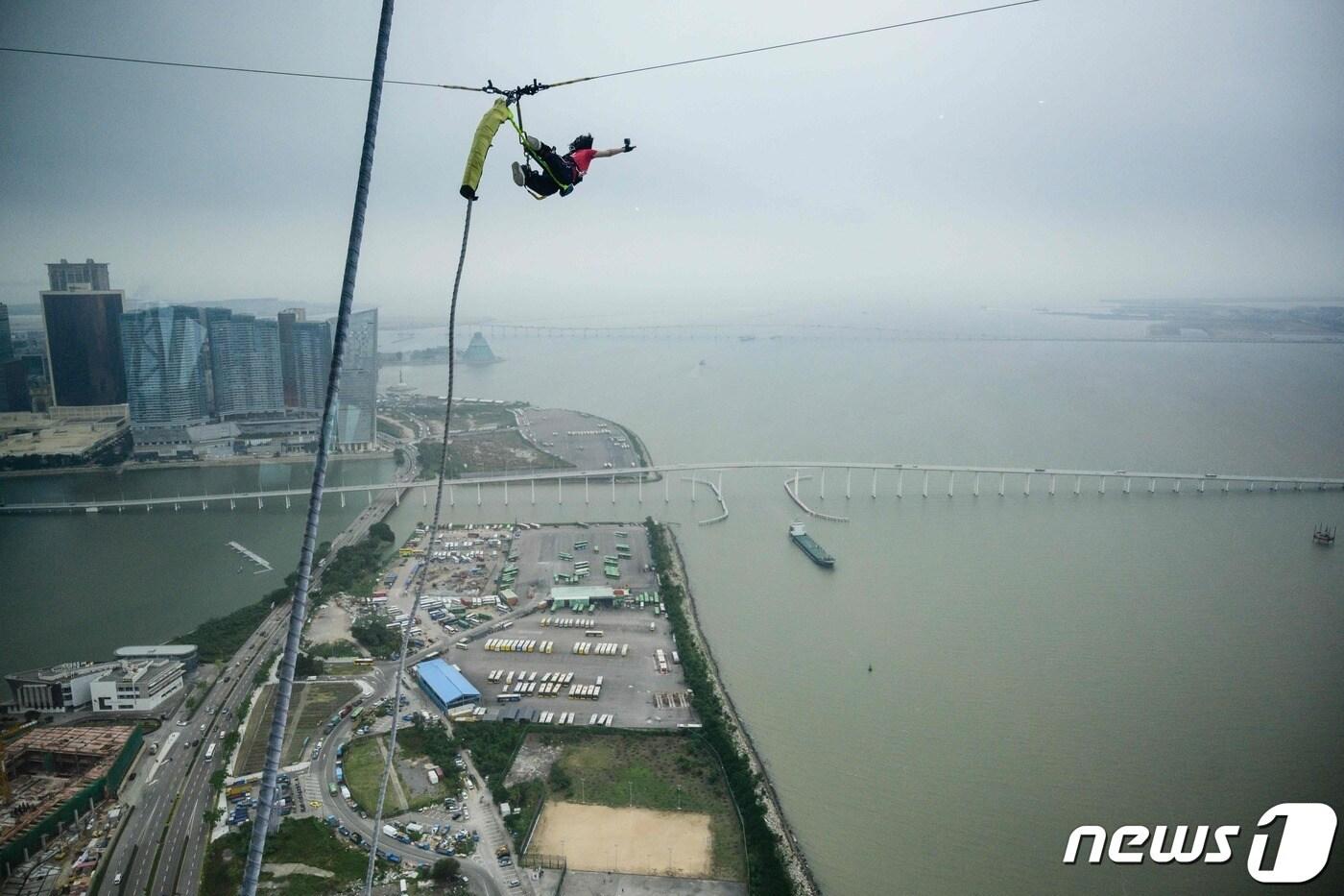 본문 이미지 - 2018년 11월 한 시민이 마카오 타워에서 번지점프를 하는 모습. 2018.11.15. ⓒ AFP=뉴스1 ⓒ News1 김성식 기자