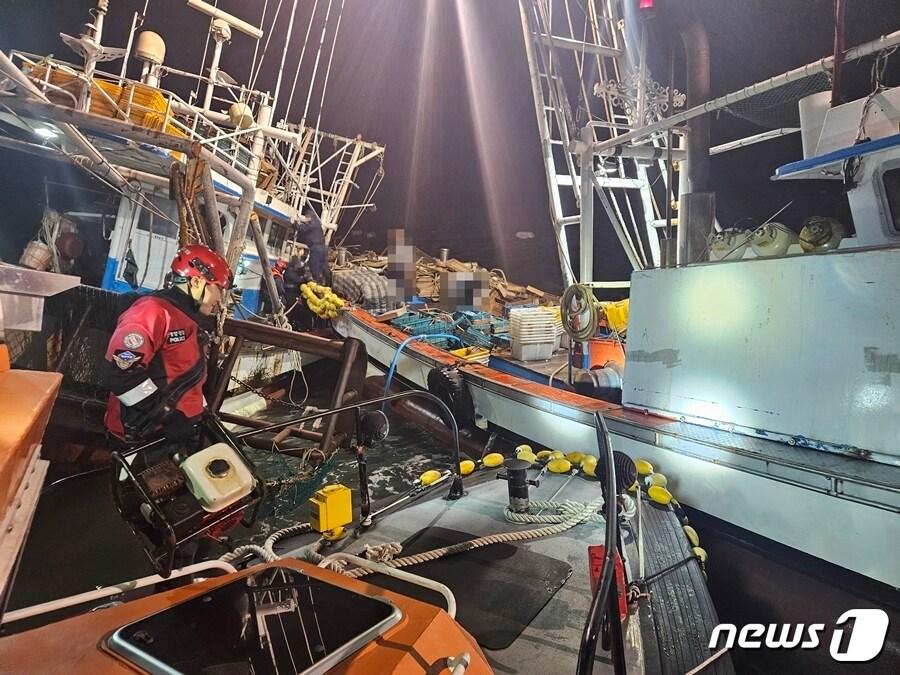 본문 이미지 - 전북 군산 비응항 인근 해상에서 사고가 발생했던 어선 A호에 배수작업을 위해 배수펌프를 싣고 있다.(군산해경 제공) 2023.12.6/뉴스1