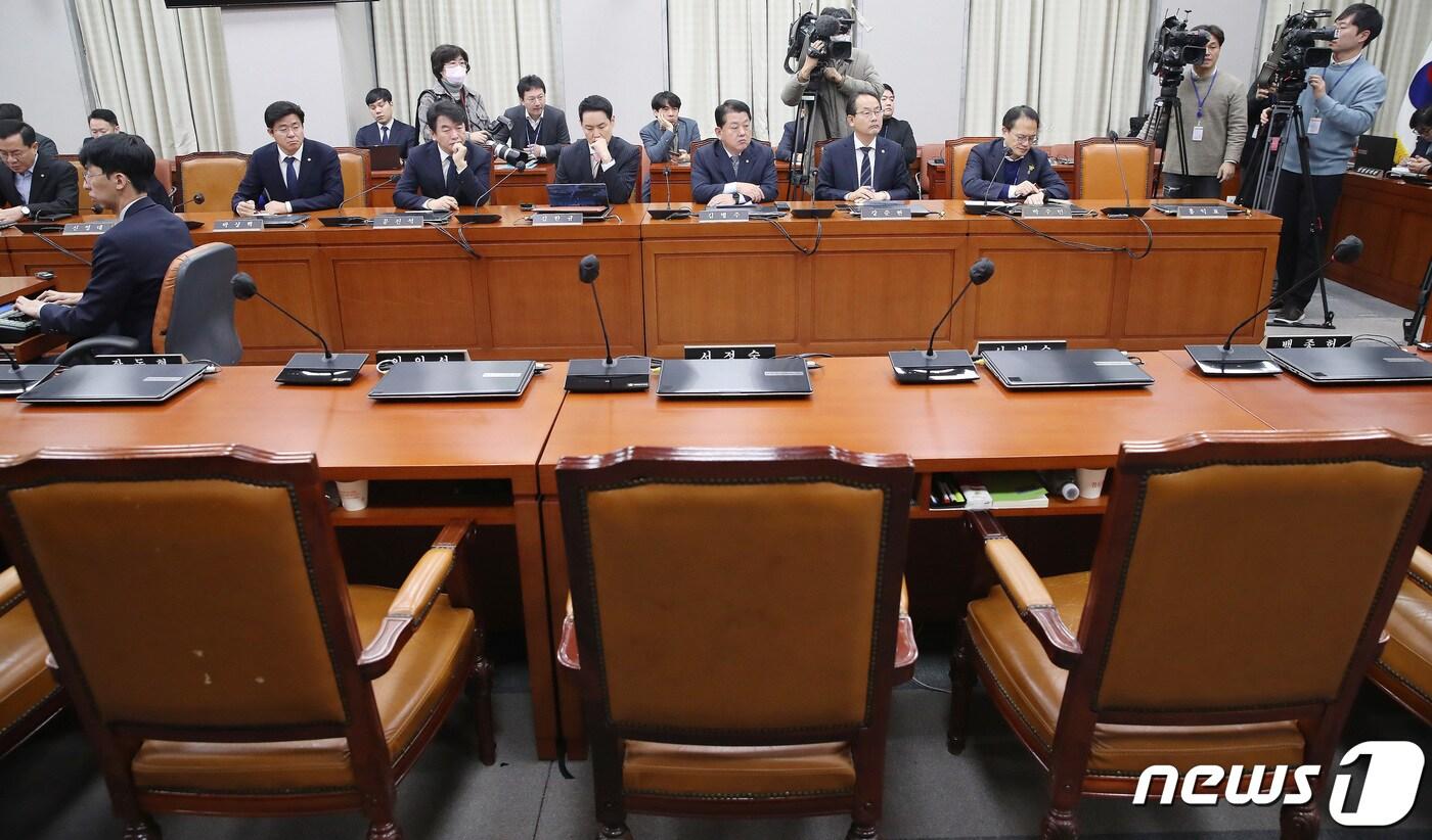 본문 이미지 - 6일 오전 서울 여의도 국회에서 열린 운영위원회 전체회의에서 국민의힘 의원들 불참으로 자리가 비어 있다. 2023.12.6/뉴스1 ⓒ News1 임세영 기자