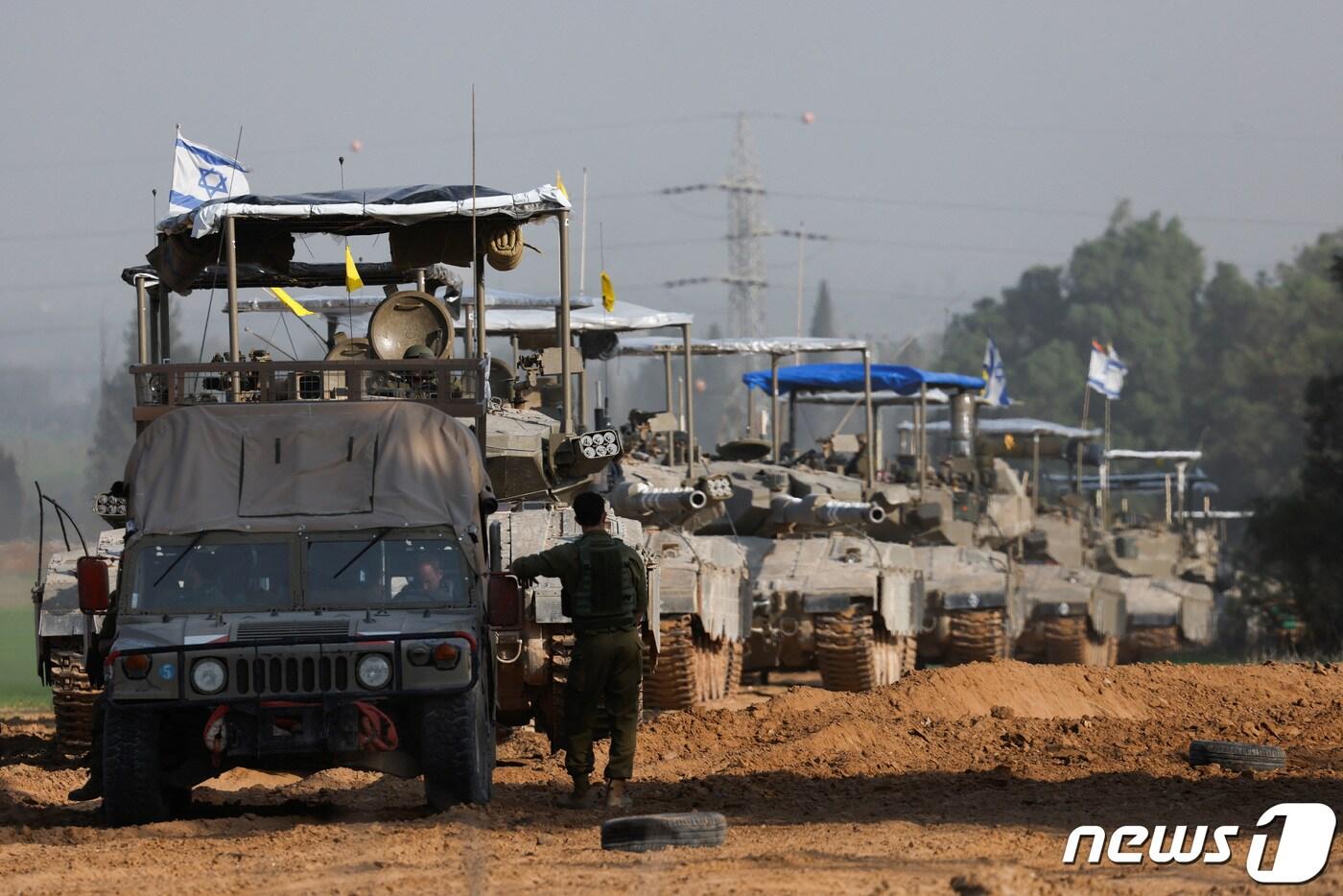 본문 이미지 - 4일(현지시간) 팔레스타인 무장 정파 하마스와 지상전을 개시한 이스라엘 군용 차량이 가자 지구 국경서 이동을 하고 있다. 2023.11.6 ⓒ 로이터=뉴스1 ⓒ News1 우동명 기자
