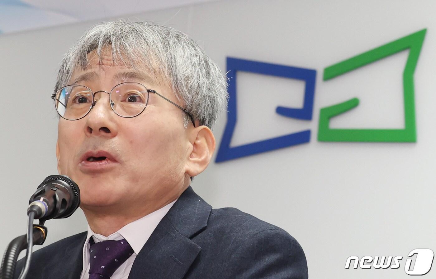 본문 이미지 - 김광동 진실·화해를위한과거사정리위원회 위원장이 6일 오전 서울 중구 진싫화해위 대회의실에서 열린 2기 진실화해위원회 출범 3주년 기자간담회에서 인사말을 하고 있다. 2023.12.6/뉴스1 ⓒ News1 김민지 기자