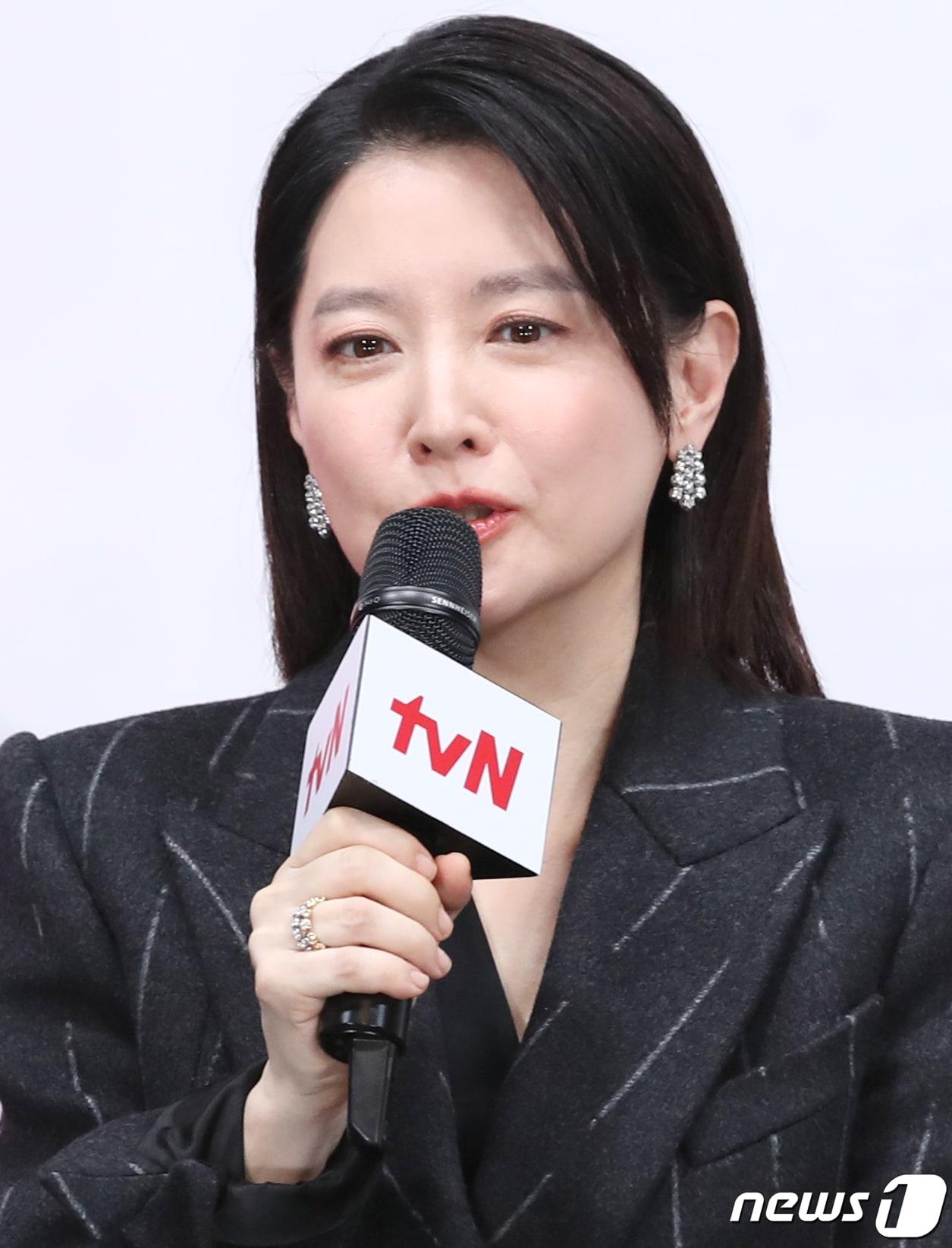 본문 이미지 - 배우 이영애가 6일 서울 구로구 라마다 서울신도림호텔에서 열린 tvN 새 토일드라마 '마에스트라' 제작발표회에서 최근 국방위원 후원 논란 질문에 답하고 있다. '마에스트라'는 전 세계 단 5%뿐인 여성 지휘자 마에스트라 천재 혹은 전설이라 불리는 차세음(이영애 분)이 자신의 비밀을 감춘 채 오케스트라를 둘러싼 사건의 진실을 찾아가는 미스터리 드라마다. 2023,12,6/뉴스1 ⓒ News1 권현진 기자