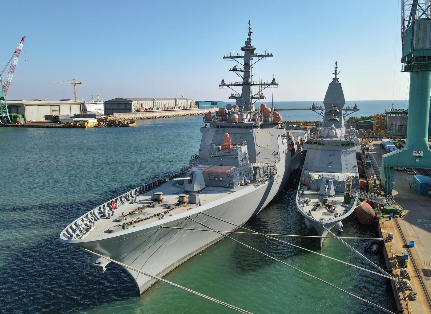 본문 이미지 - HD현대중공업과 HD한국조선해양, 한국과학기술원(KAIST) 및 비엔케미칼이 세계 최초로 개발한 ‘그래핀 소재 기반 함정용 감쇠재’를 적용한 이지스함인 ‘정조대왕함’(왼쪽)과 호위함 ‘충남함’.(HD현대중공업 제공)