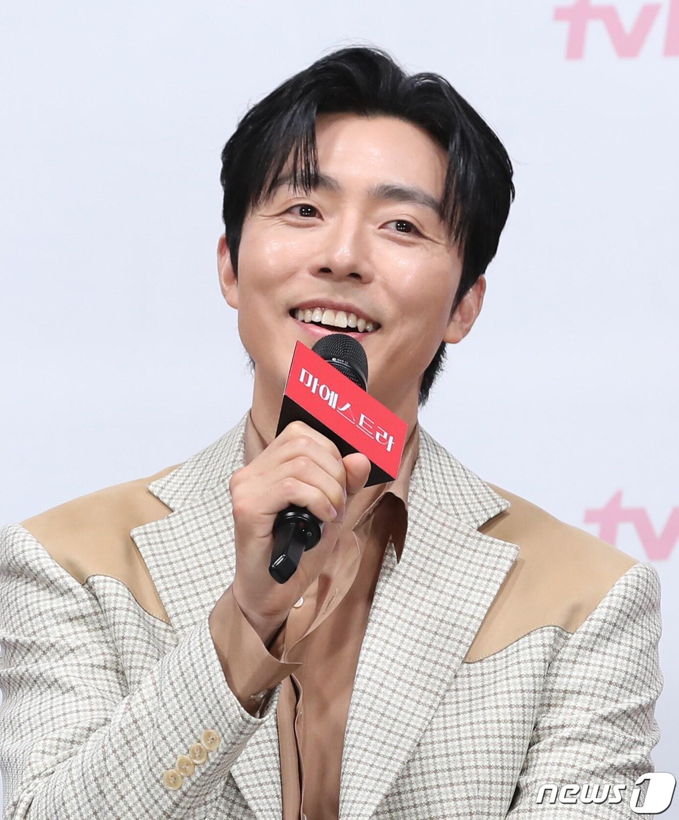 본문 이미지 - 배우 이무생이 6일 서울 구로구 라마다 서울신도림호텔에서 열린 tvN 새 토일드라마 '마에스트라' 제작발표회에서 인사말을 하고 있다. '마에스트라'는 전 세계 단 5%뿐인 여성 지휘자 마에스트라 천재 혹은 전설이라 불리는 차세음(이영애 분)이 자신의 비밀을 감춘 채 오케스트라를 둘러싼 사건의 진실을 찾아가는 미스터리 드라마다. 2023,12,6/뉴스1 ⓒ News1 권현진 기자