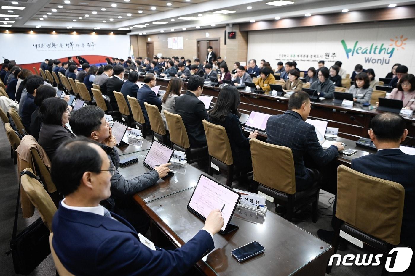 본문 이미지 - 강원 원주시가 최근 ‘종이 없는 스마트회의’를 도입하면서 테블릿PC를 마련한 가운데, 시의 한 회의에서 참석자들이 테블릿PC로 업무를 보고 있다. (원주시 제공) 2023.12.6/뉴스1