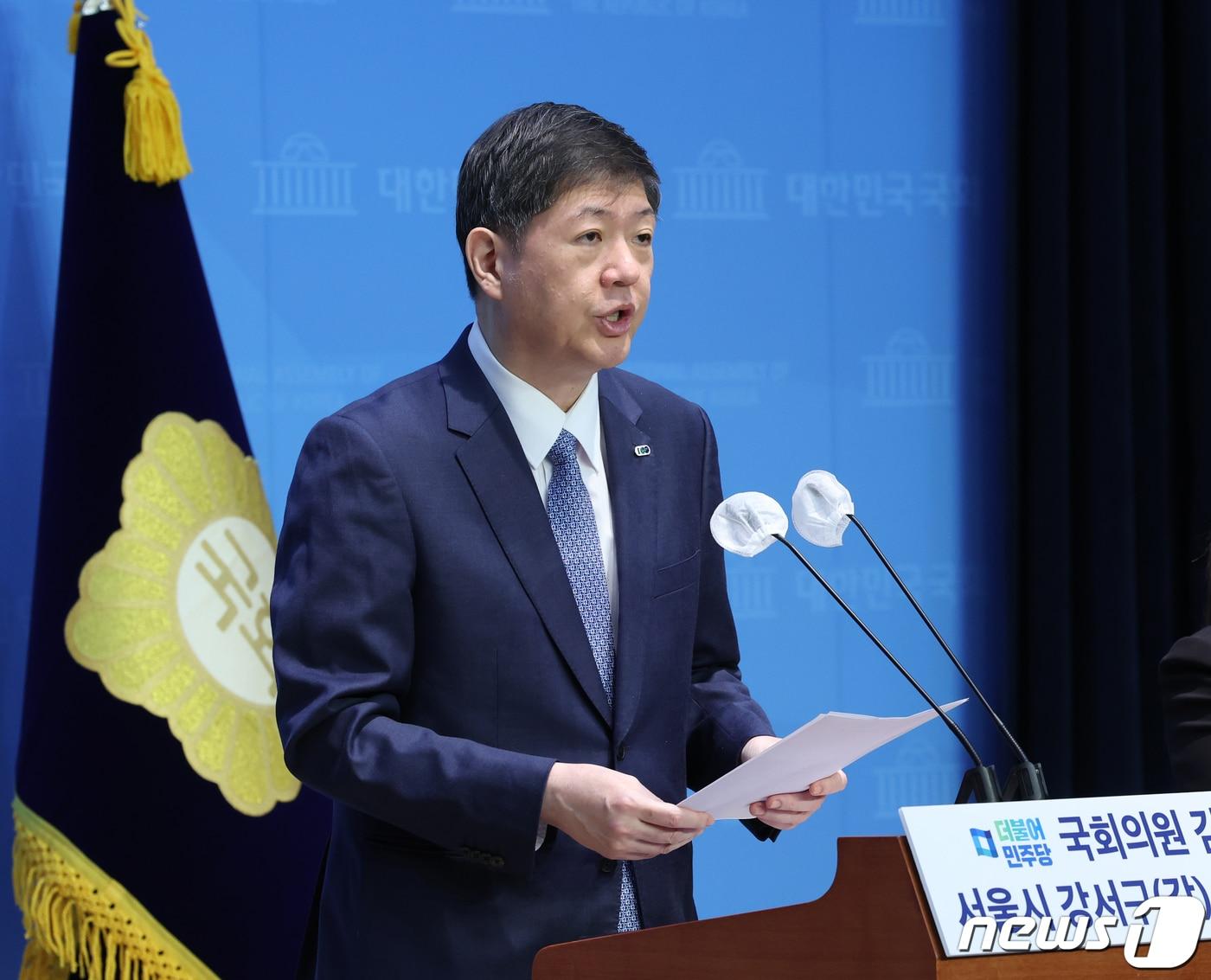 본문 이미지 - 김홍걸 더불어민주당 의원이 6일 서울 여의도 국회 소통관에서 서울시 강서구갑 출마선언 기자회견을 하고 있다. 2023.12.6/뉴스1 ⓒ News1 송원영 기자