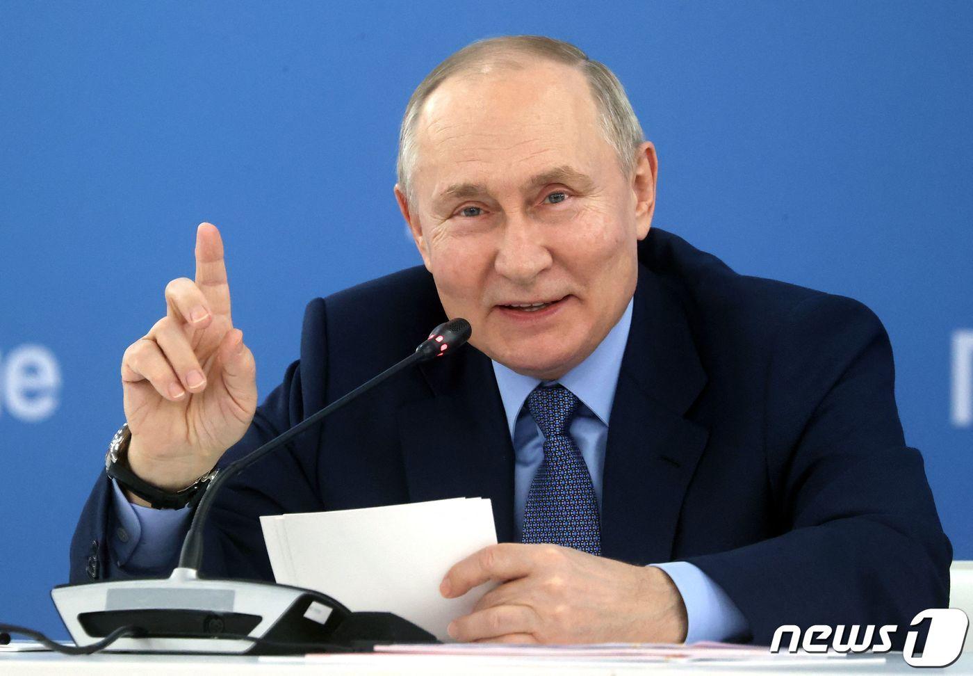 본문 이미지 - 블라디미르 푸틴 러시아 대통령이 5일(현지시간) 스타브로폴주 퍄티고르스크에서청년 운동인 ‘첫번쨰 운동’회원들과 만나고 있다. 2023.11.6 ⓒ AFP=뉴스1 ⓒ News1 우동명 기자