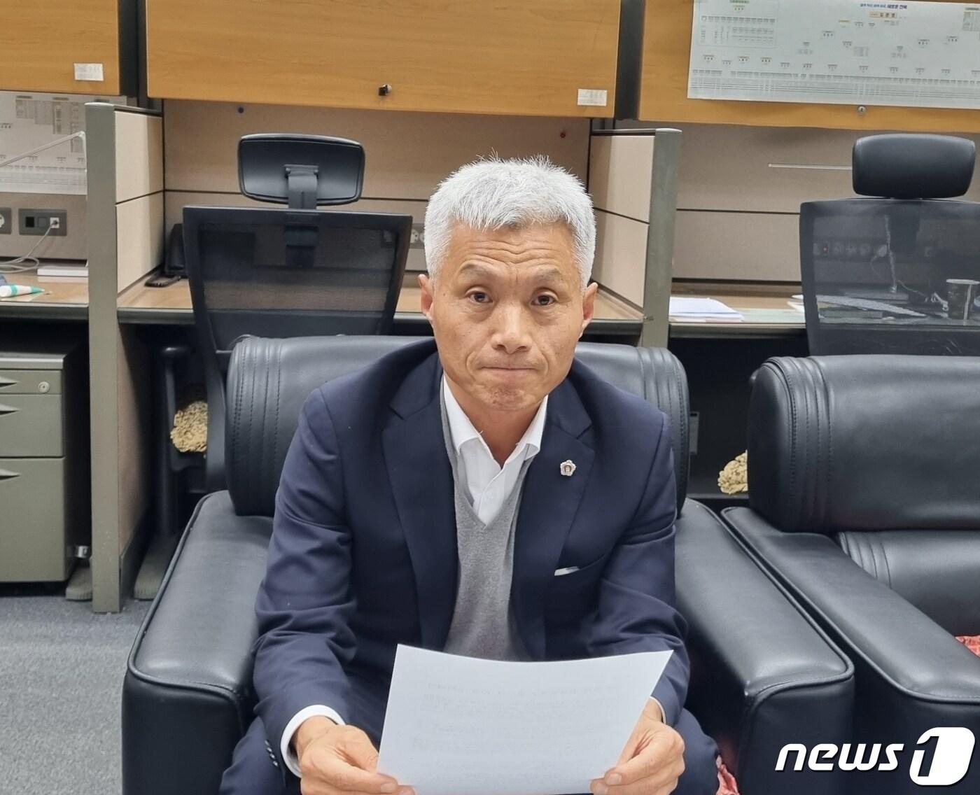 본문 이미지 - 6일 염영선 전북도의회 대변인이 입장문을 발표하고 있다.2023.12.6/뉴스1