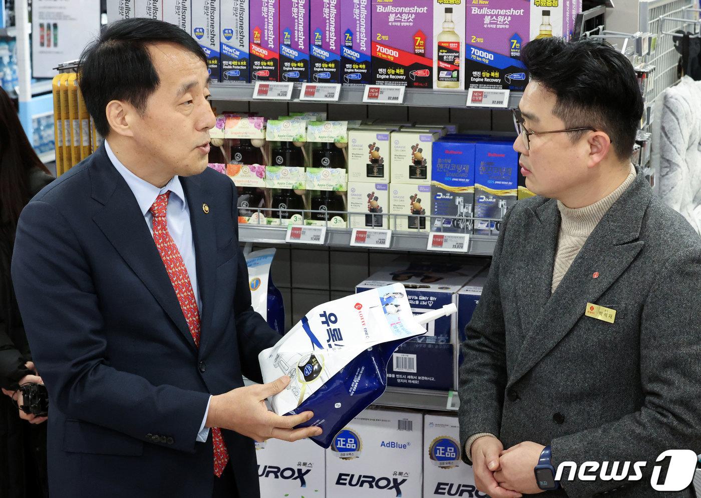 본문 이미지 - 장영진 산업통상자원부 제1차관이 6일 오후 서울 송파구 롯데마트 월드타워점에서 요소수 수급 현장 점검을 하고 있다. (공동취재) 2023.12.6/뉴스1 ⓒ News1 박세연 기자