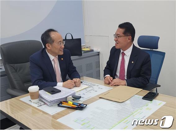 본문 이미지 - 정운천 국민의힘 의원(오른쪽)이 추경호 경제부총리를 만나고 있다.(의원실제공)2023.12.6/뉴스1