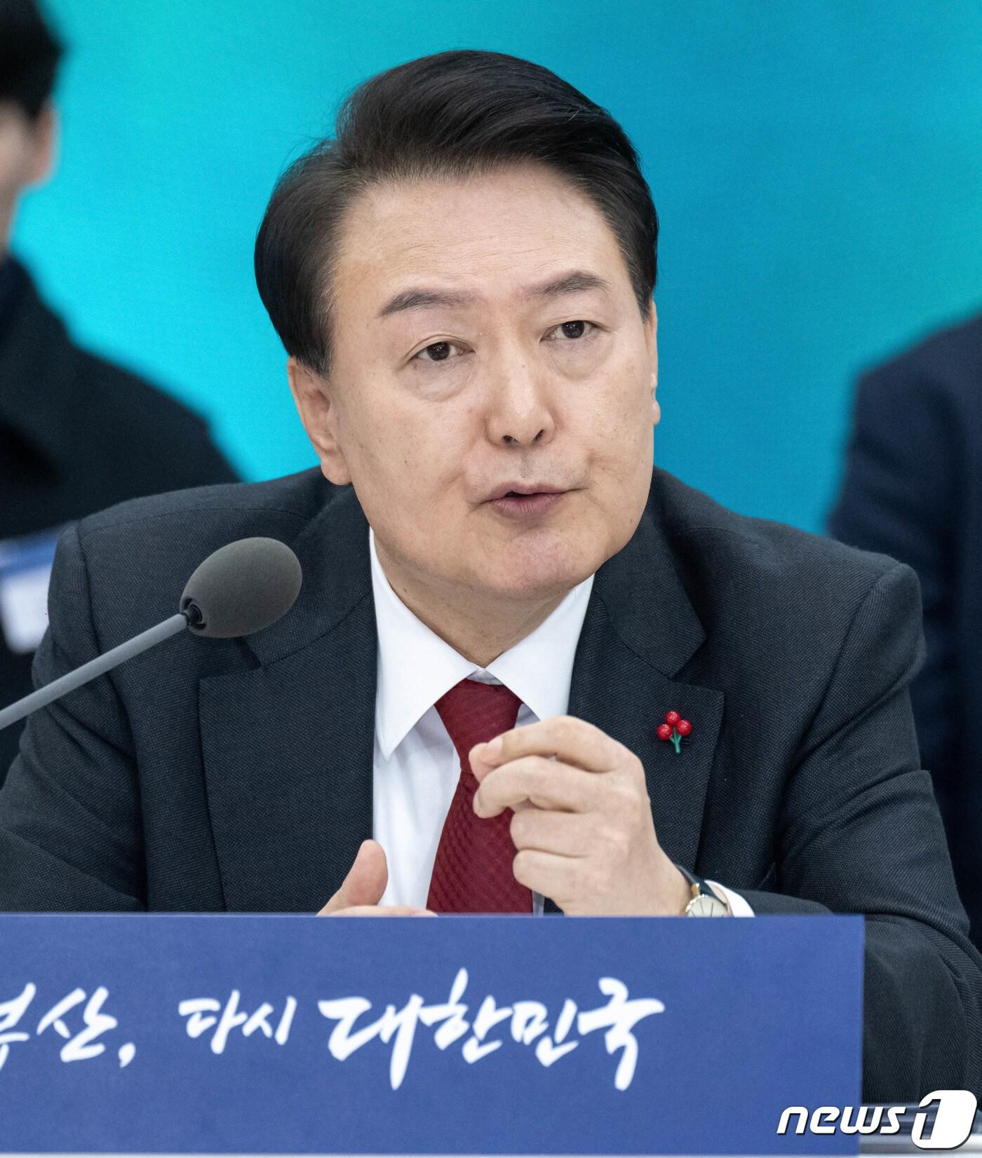 본문 이미지 - 윤석열 대통령이 6일 부산 동구 부산항국제전시컨벤션센터에서 열린 '부산시민의 꿈과 도전 격려 간담회'에서 모두발언을 하고 있다. 2023.12.6/뉴스1 ⓒ News1 부산사진공동취재단