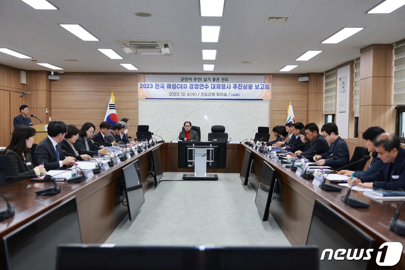 본문 이미지 - 김희수 진도군수가 6일  '여성 경영자 연수' 추진상황 보고회를 개최하고 있다.(진도군 제공)/뉴스1