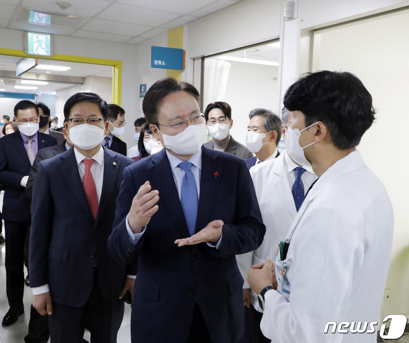 본문 이미지 - 6일 울산대학교병원에 지역 여성 장애인을 위한 '장애친화산부인과'를 개소했다. 이날 조규홍 보건복지부 장관이 참석해 소아전용응급실을 둘러보며 관계자와 대화하고 있다.2023.12.6/뉴스1 ⓒ News1 김지혜 기자