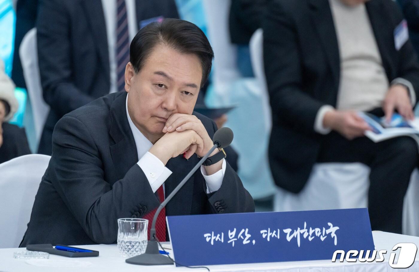 윤석열 대통령이 6일 부산 동구 부산항국제전시컨벤션센터에서 열린 '부산시민의 꿈과 도전 격려 간담회'에서 참석자의 발언을 듣고 있다. 2023.12.6/뉴스1 ⓒ News1 부산사진공동취재단