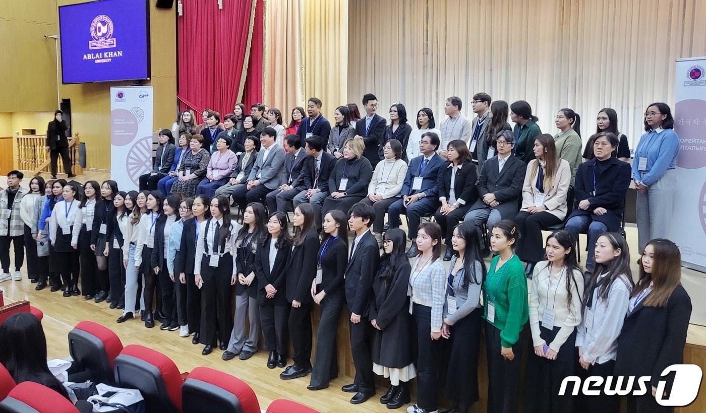 본문 이미지 - 제5회 한국학 주간에 참여한 교수진과 학생들. (중앙대 제공)