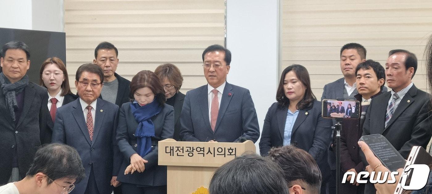 본문 이미지 - 조원휘 대전시의회 부의장(가운데)을 비롯한 더불어민주당 유성을 지역위원회 소속 시·구의원과 운영위원들이 6일 시의회 브리핑룸에서 탈당 기자회견을 하고 있다. 202312.06 /뉴스1 ⓒNews1 김경훈 기자