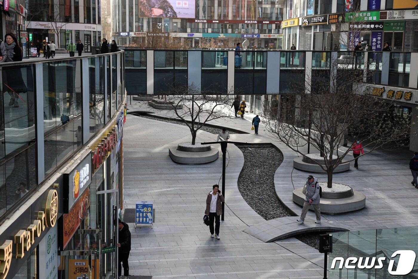 본문 이미지 - 중국 베이징의 한 복합 쇼핑몰 ⓒ 로이터=뉴스1