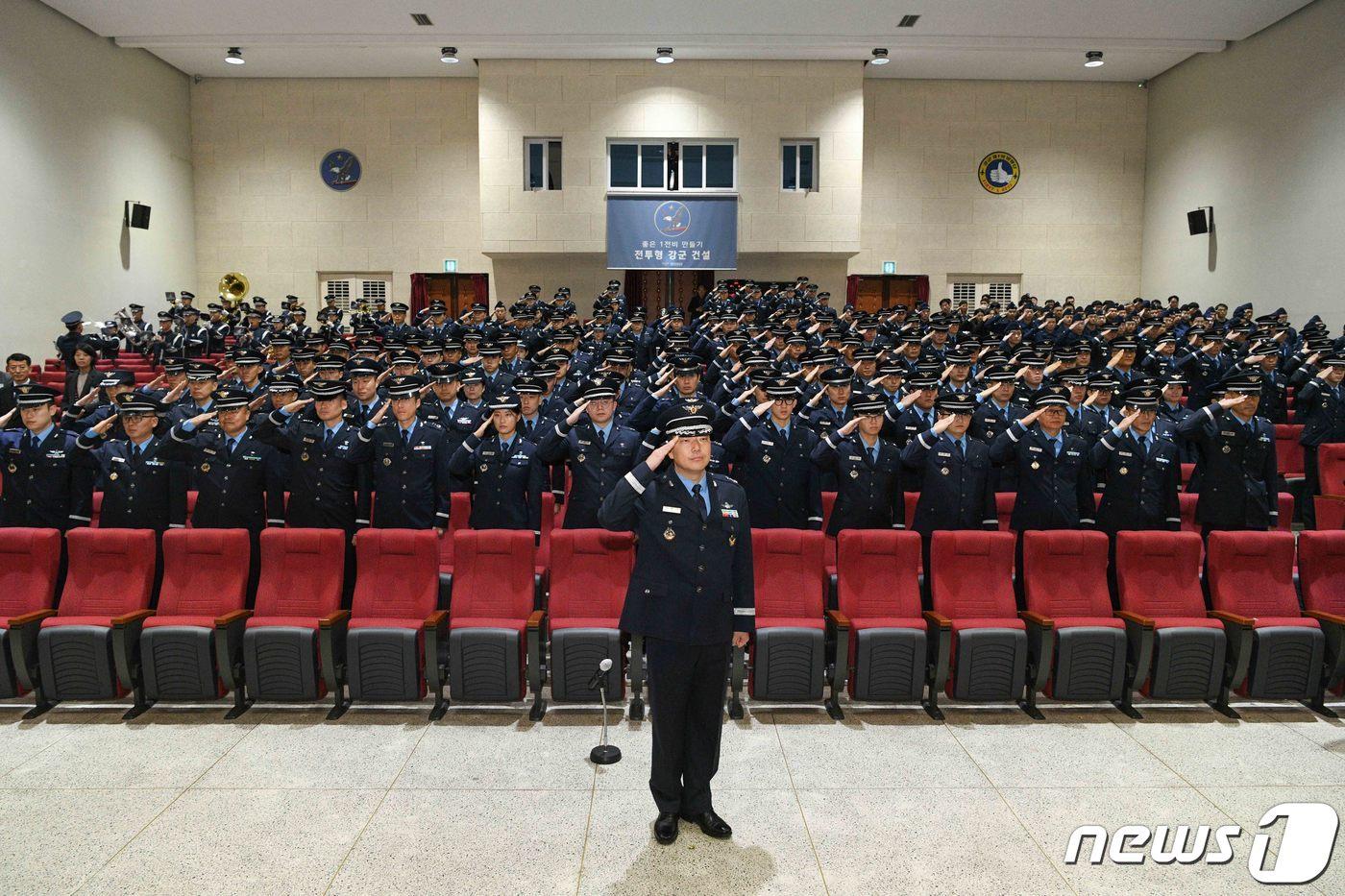 본문 이미지 - 6일 열린 공군 제1전투비행단 제52대·53대 이취임식에서 변성은 준장이 취임했다. (제1전투비행단 제공)2023.12.6/뉴스1 
