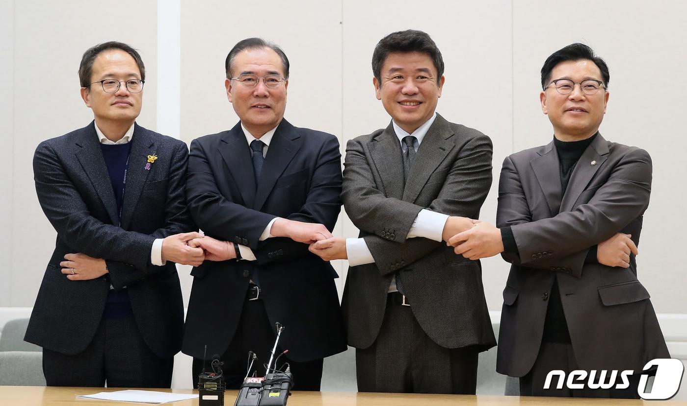 본문 이미지 - 더불어민주당 박주민 원내수석부대표(왼쪽부터), 이개호 정책위의장, 국민의힘 유의동 정책위의장, 이양수 원내수석부대표가 6일 오후 서울 여의도 국회에서 열린 '2+2 협의체'에서 기념촬영을 하고 있다. 2023.12.6/뉴스 ⓒ News1 임세영 기자