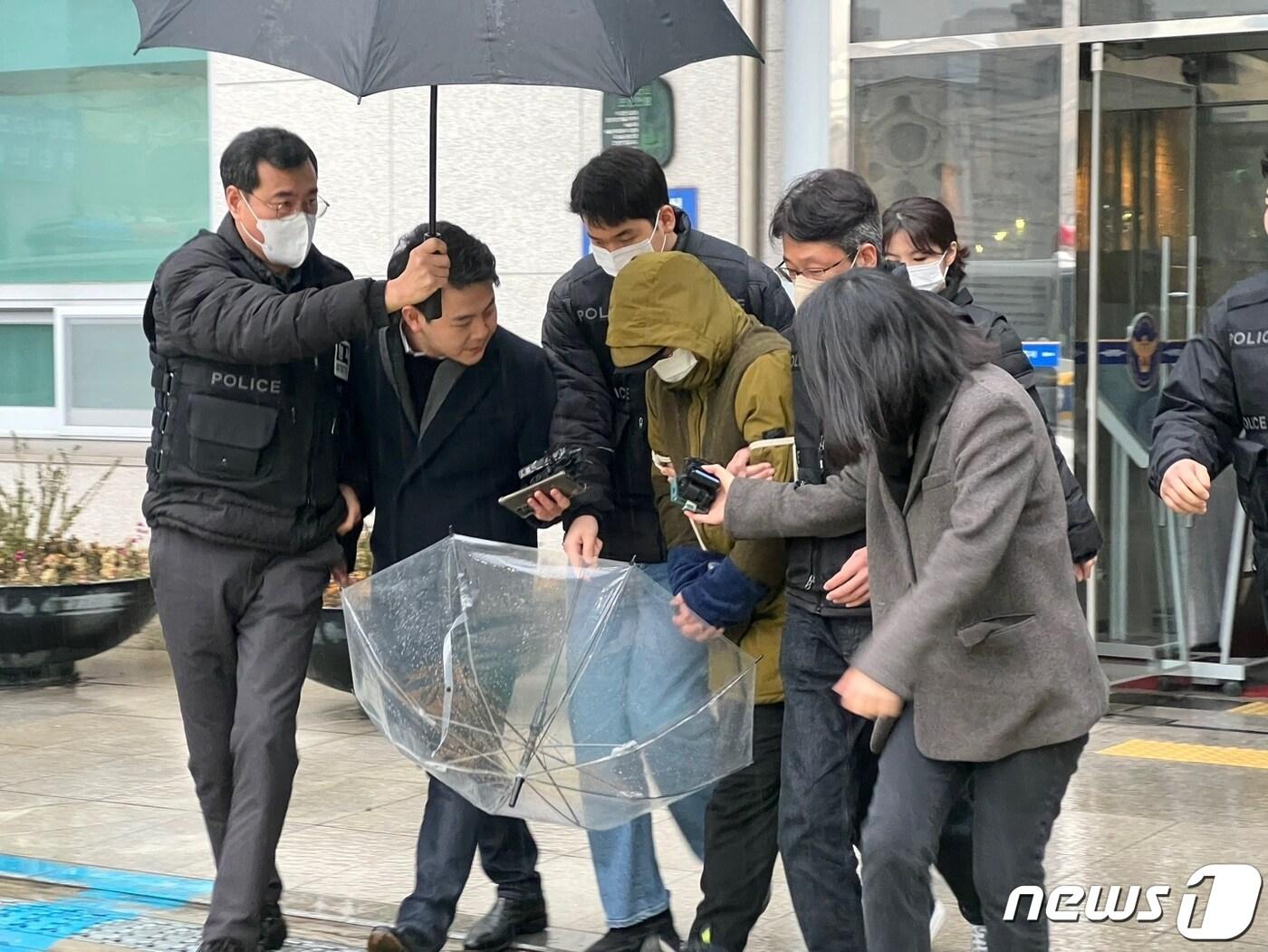 본문 이미지 - 6일 A씨가 서울 중앙지법에서 영장실질심사를 받기 위해 성북경찰서 유치장 밖으로 나서고 있다. ⓒ 뉴스1 임윤지 기자